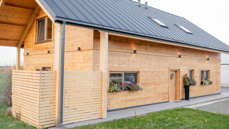 Ściany wewnętrzne z litego drewna – funkcja estetyczna i zdrowotna